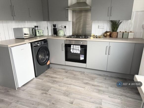 1 bed House Share to rent Image 5