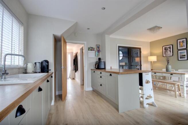 3 bed Semi-Detached for sale Image 4