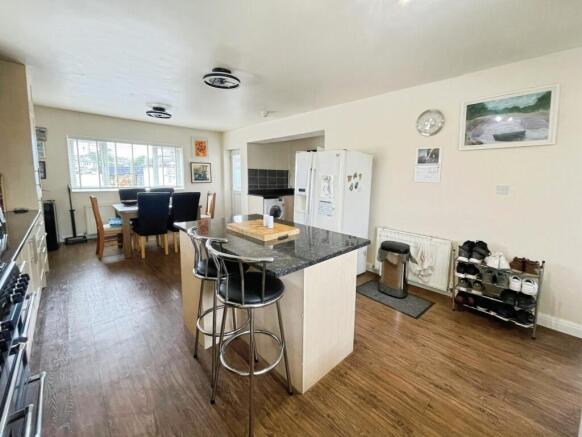 4 bed Semi-Detached for sale Image 4