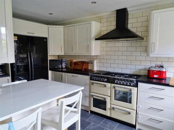 KITCHEN/BREAKFAST ROOM:
