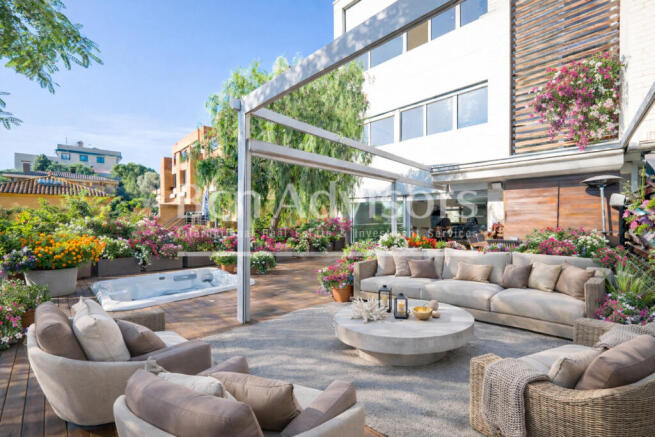 Deslumbrante-moderna-casa-con-jardin-terraza-y-...