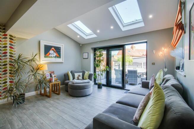 5 bed Detached for sale Image 8
