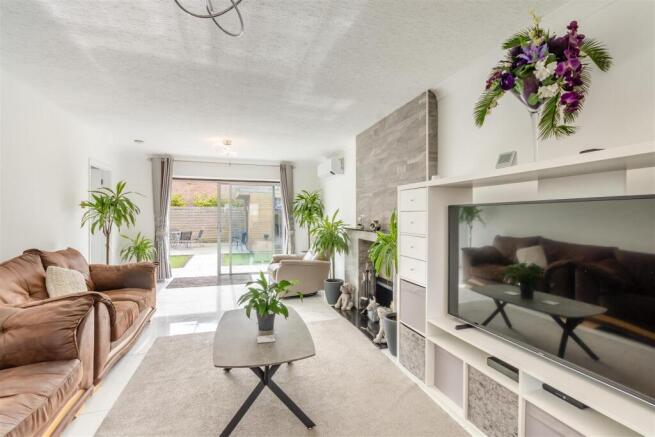 8640608-interior10.jpg