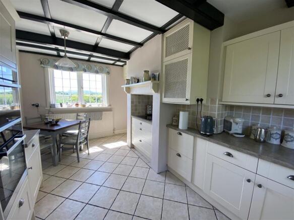 Kitchen/Dining Room:
