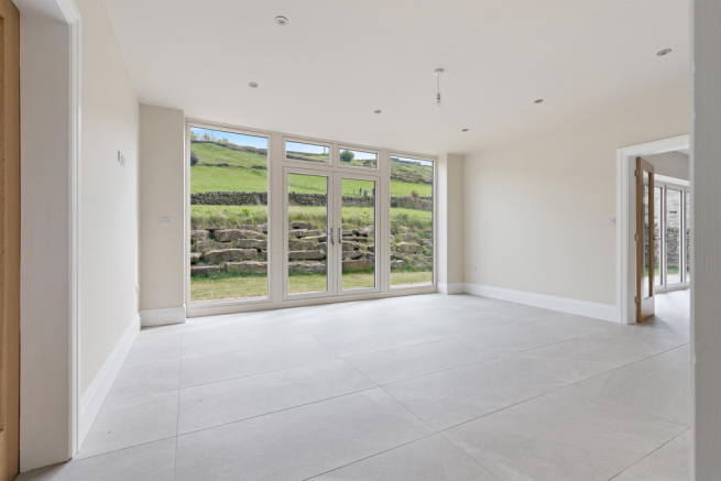 5 bed Detached for sale Image 10