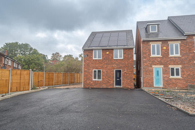 3-bed detached on Fiddlers Walk, Lower Gornal, Dudley, £395,000