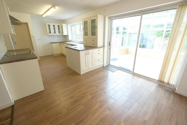 KITCHEN/DINING ROOM
