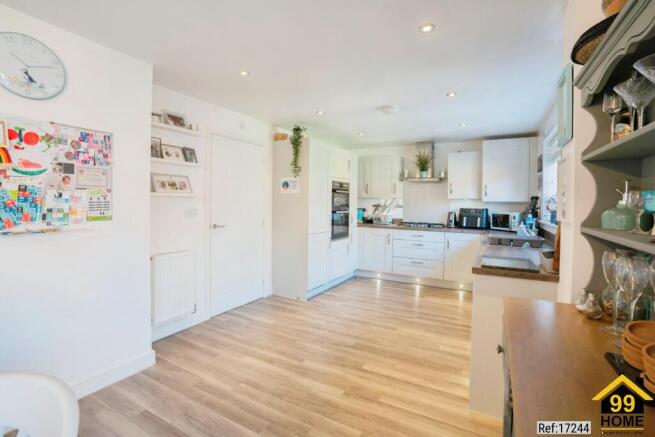 4 bed Detached for sale Image 10