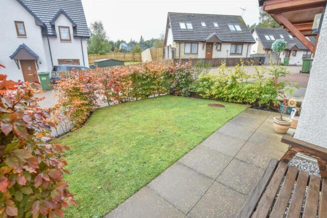 FRONT GARDEN-2.jpg