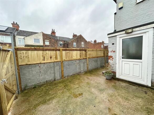 2 bed End of Terrace to rent Image 4