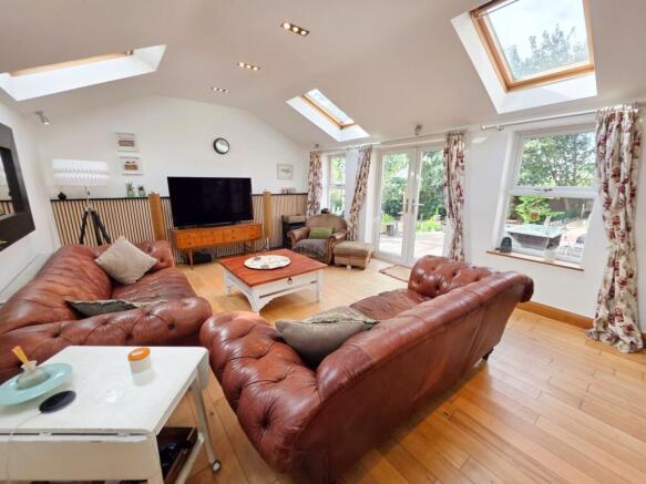 5 bed Detached for sale Image 8