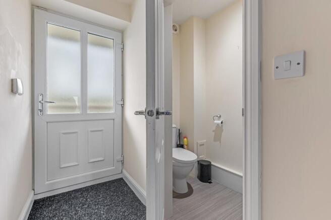 3 bed Flat to rent Image 5