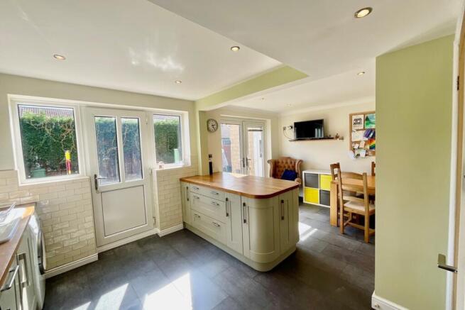 4 bed Detached for sale Image 9
