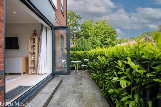 2-bed flat on Hortons Way, Westerham, £350,000
