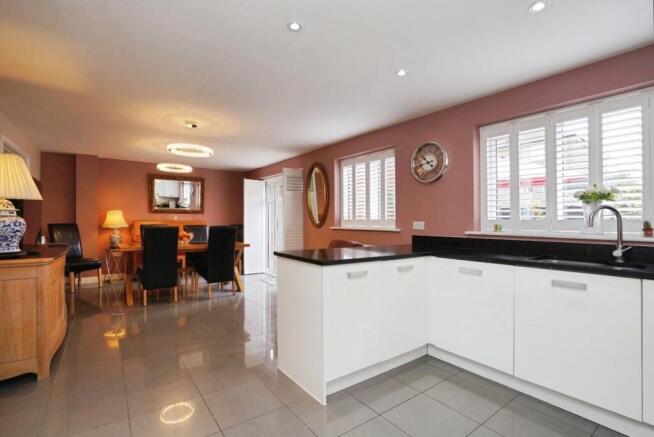 5 bed Detached for sale Image 6