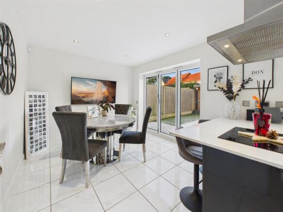 4 bed Detached for sale Image 9