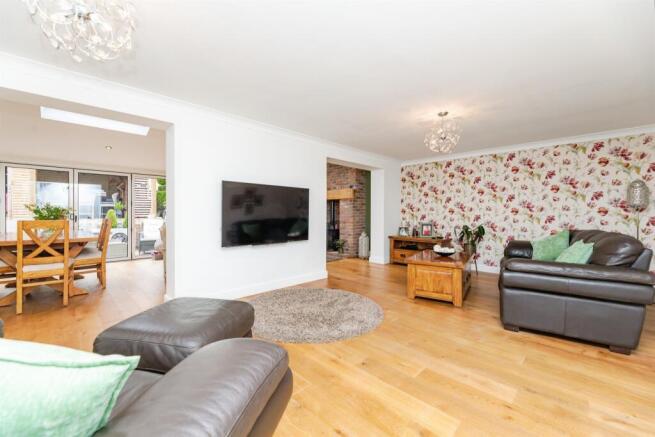 4 bed Detached for sale Image 5