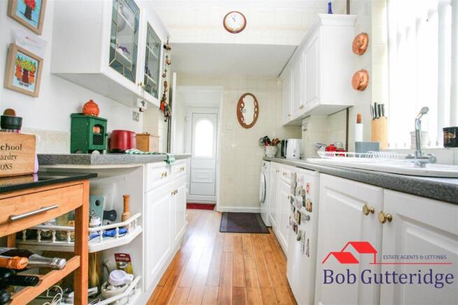 FITTED KITCHEN