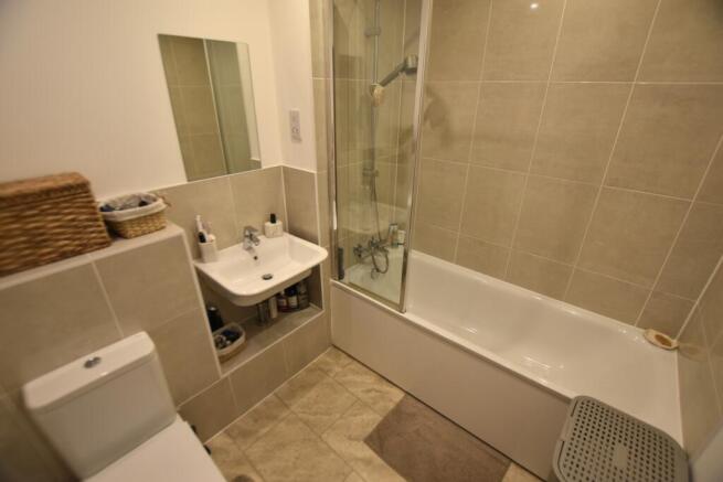 Flat 5 Bessimer Lodge bathroom 2