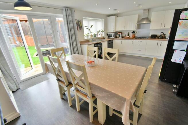 Horseshoe Crescent, Ferndown, BH22 photo 4