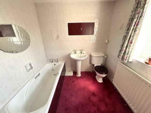 BATHROOM (FIRST FLOOR)