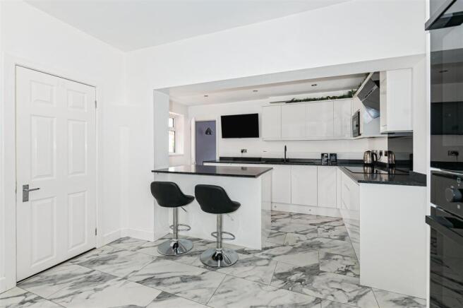 4 bed Semi-Detached for sale Image 4