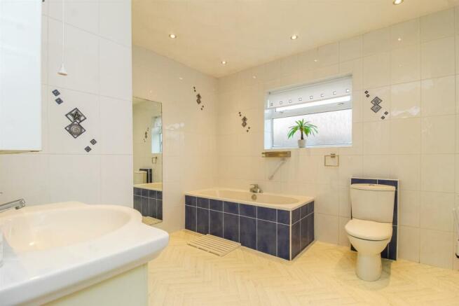 BATHROOM/W.C.
