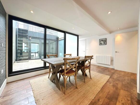 2 bed Penthouse to rent Image 4