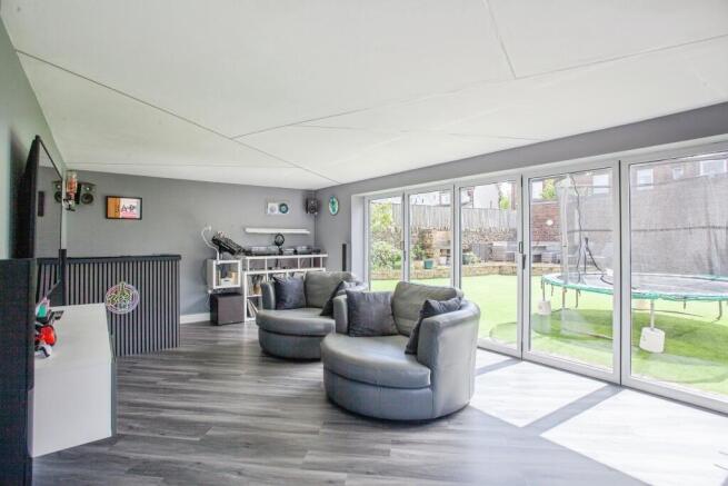 5 bed Detached for sale Image 6