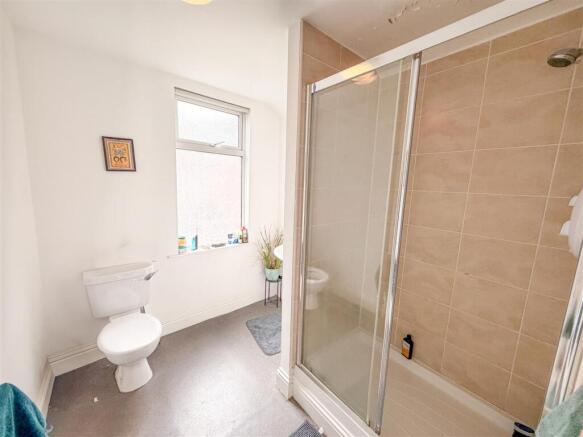 6 bed House to rent Image 6