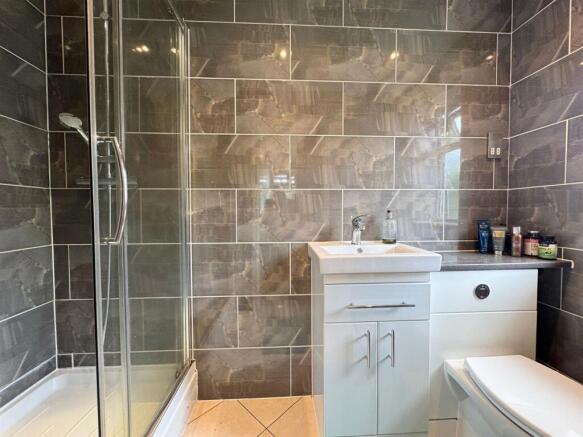 Master ensuite (1).jpg