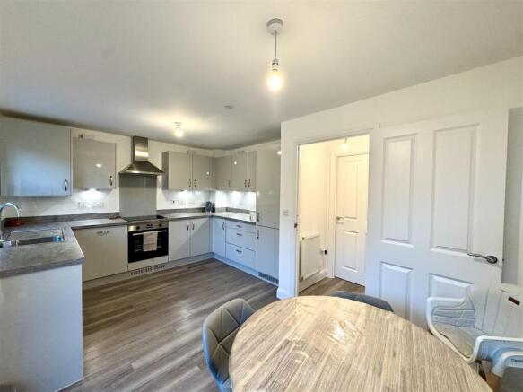 KITCHEN/DINING ROOM