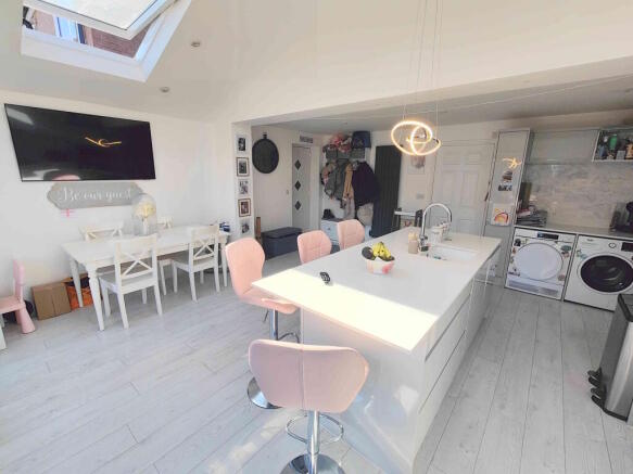 4 bed Semi-Detached for sale Image 9