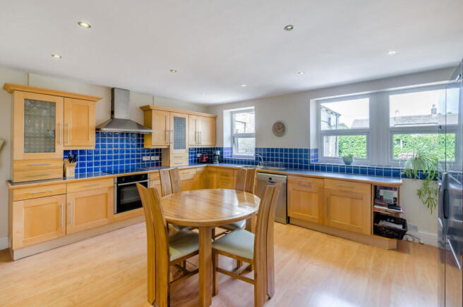 5 bed Detached for sale Image 8
