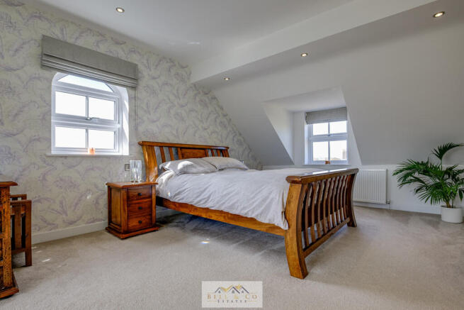 5 bed Detached for sale Image 11