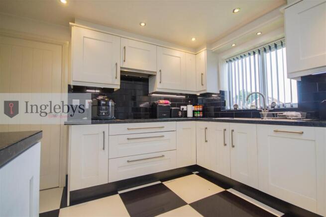4 bed Detached for sale Image 10