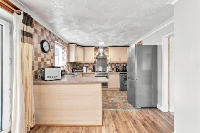 3 bed Semi-Detached for sale Image 8