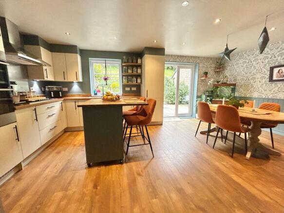 4 bed Detached for sale Image 5