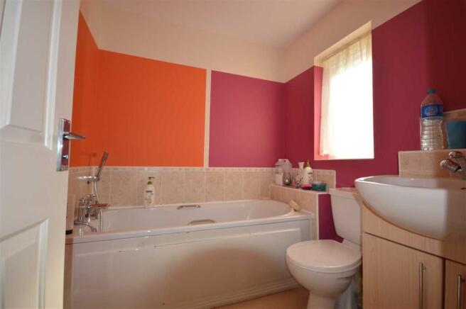 EN-SUITE BATHROOM