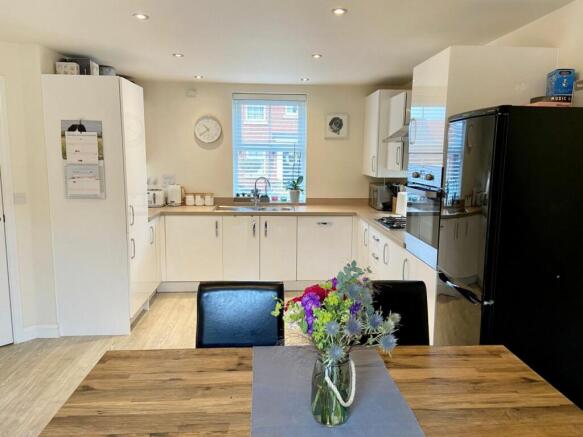 KITCHEN/DINING ROOM