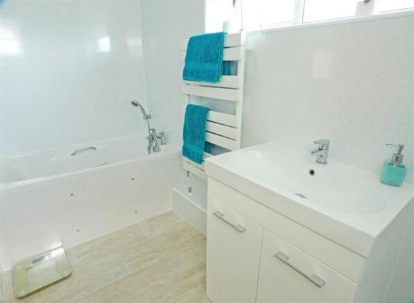 BATHROOM/SHOWER ROOM