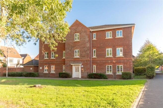 2-bed flat on Rotary Way, Thatcham, Berkshire, RG19, £220,000