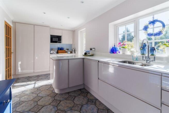 KITCHEN/BREAKFAST ROOM pic 3