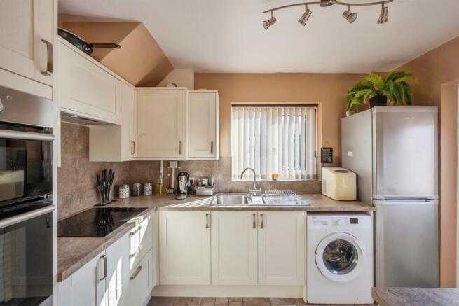 3 bed Semi-Detached for sale Image 8