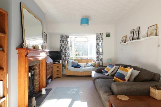 LIVING ROOM 3.JPG