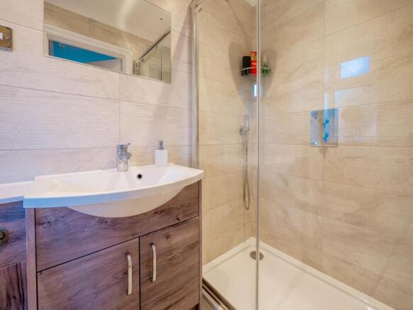 Ensuite to Bed 1