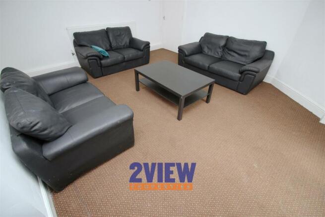 7 bed House to rent Image 12