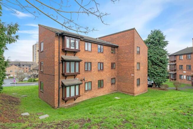 03-588381909 - PropWPen - NS - 2 Ashurst Close SE2