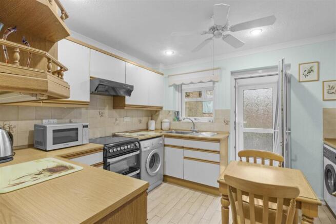 149 Hithercroft Rd, HP13 5RB-9.jpg