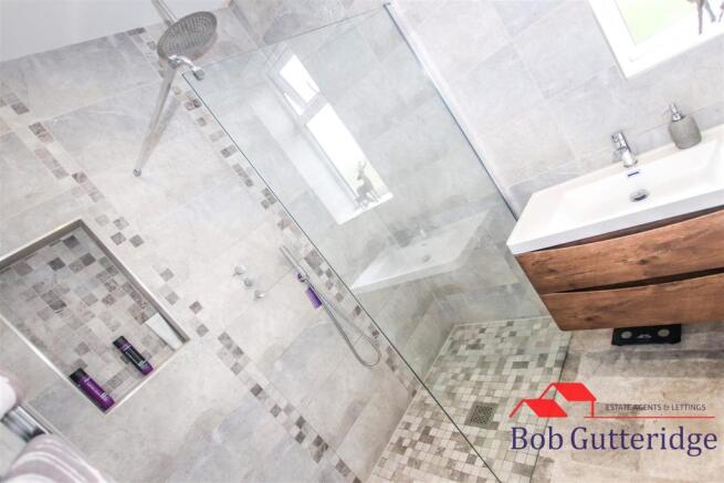 LUXURY FULLY TILED EN-SUITE SHOWER ROOM